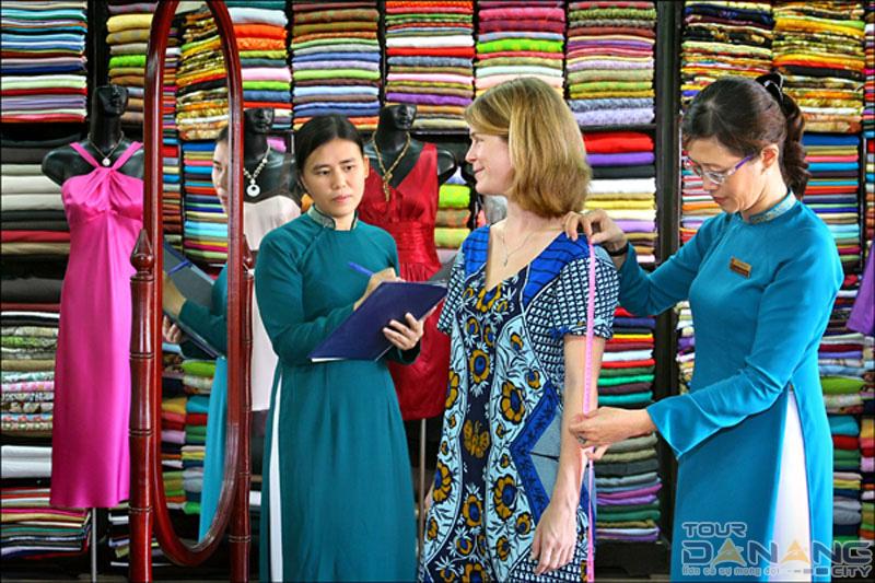 may áo dài lấy liền Hội An