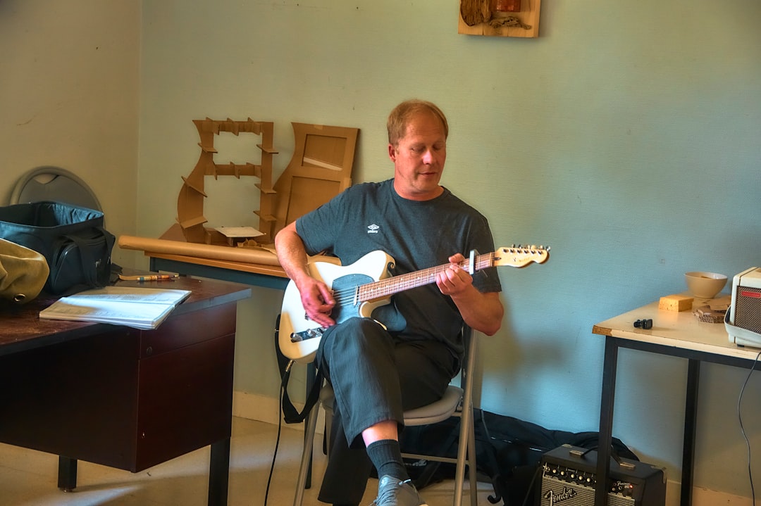 người chơi guitar thư giãn người chơi guitar thư giãn