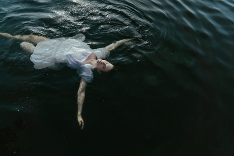 người phụ nữ bơi trong hồ