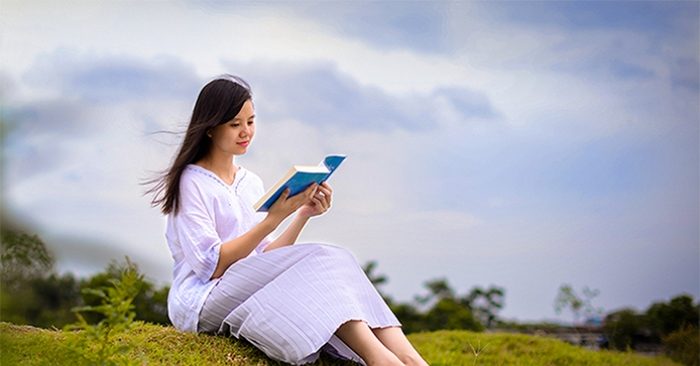 phụ nữ đọc sách