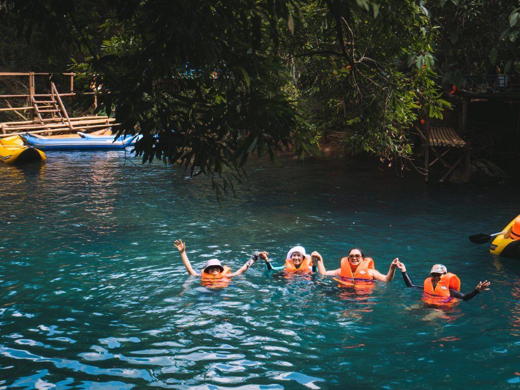 tắm mát tại suối Nước Moọc