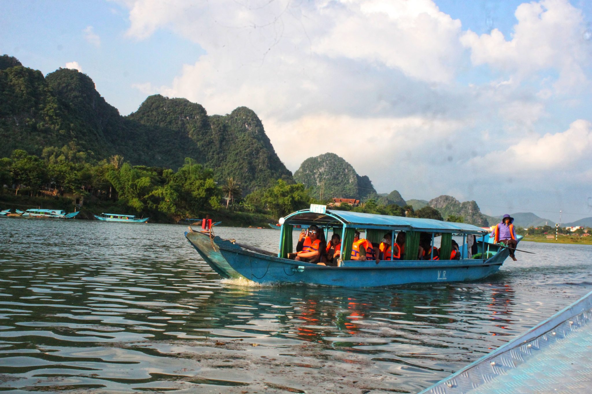 thuyền vào động Phong Nha
