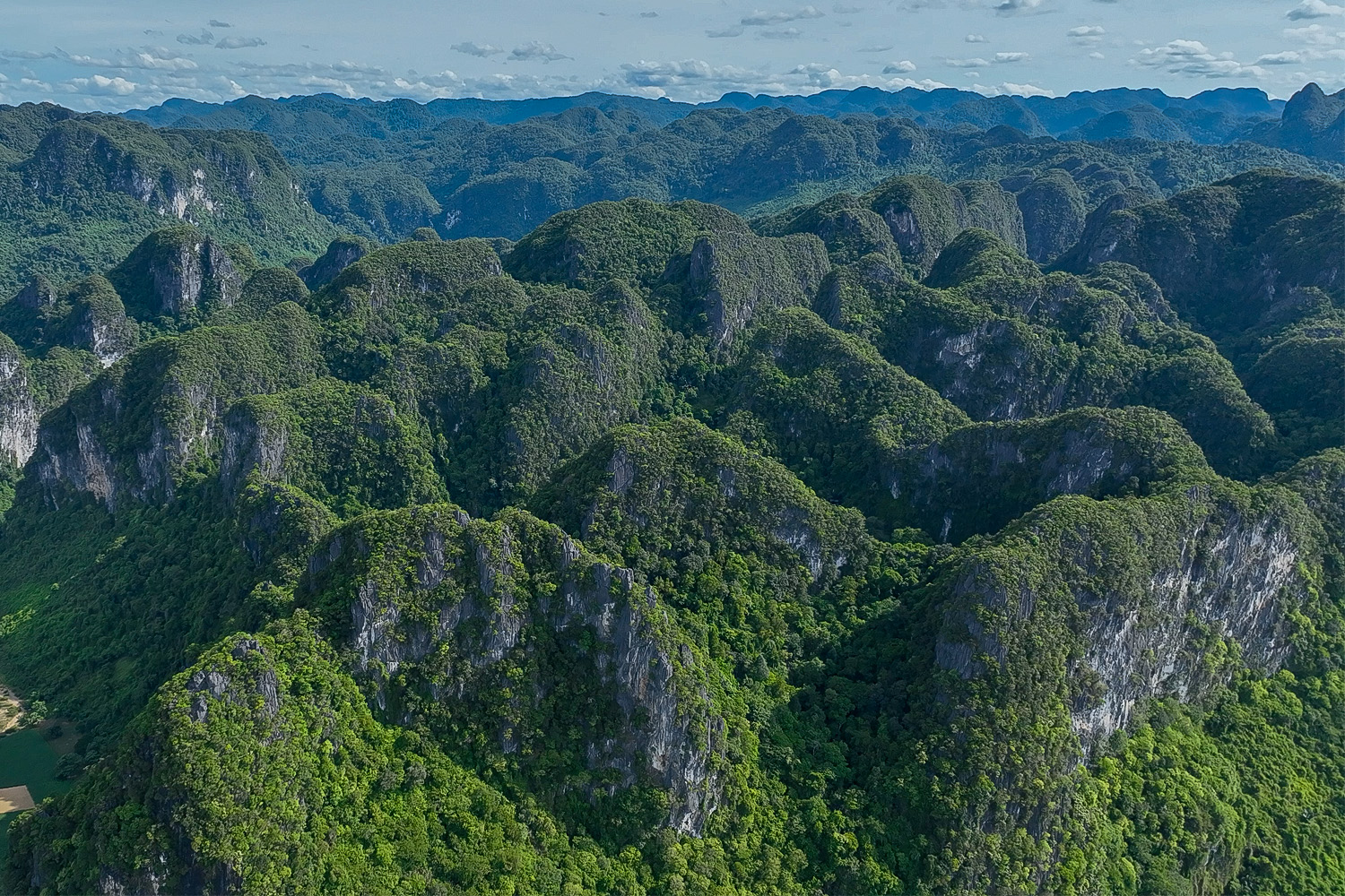 toàn cảnh núi đá vôi Phong Nha