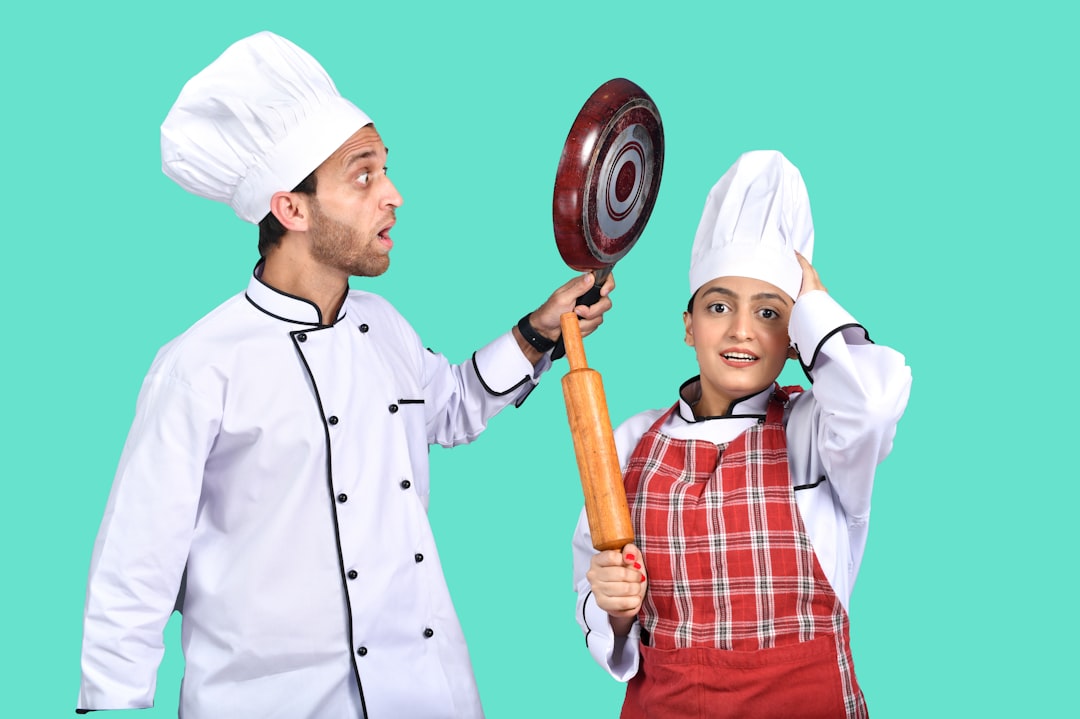 trẻ em phụ giúp nấu nướng