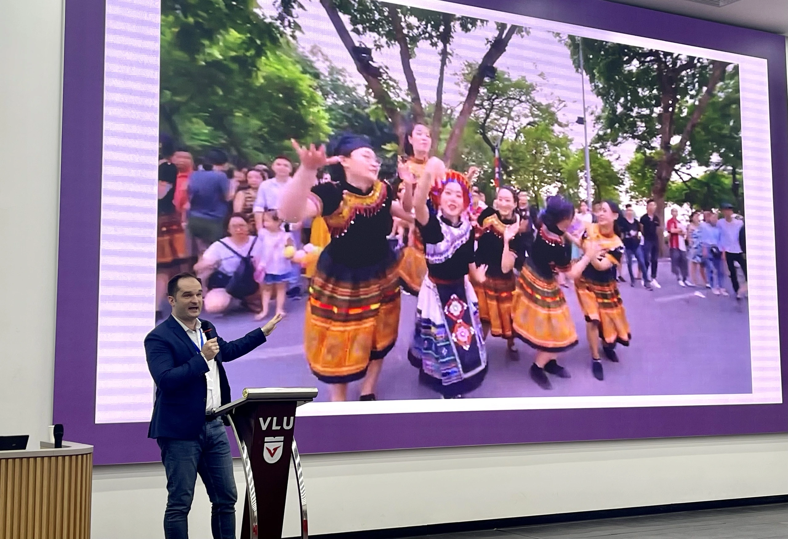 Văn hóa bản địa Việt Nam