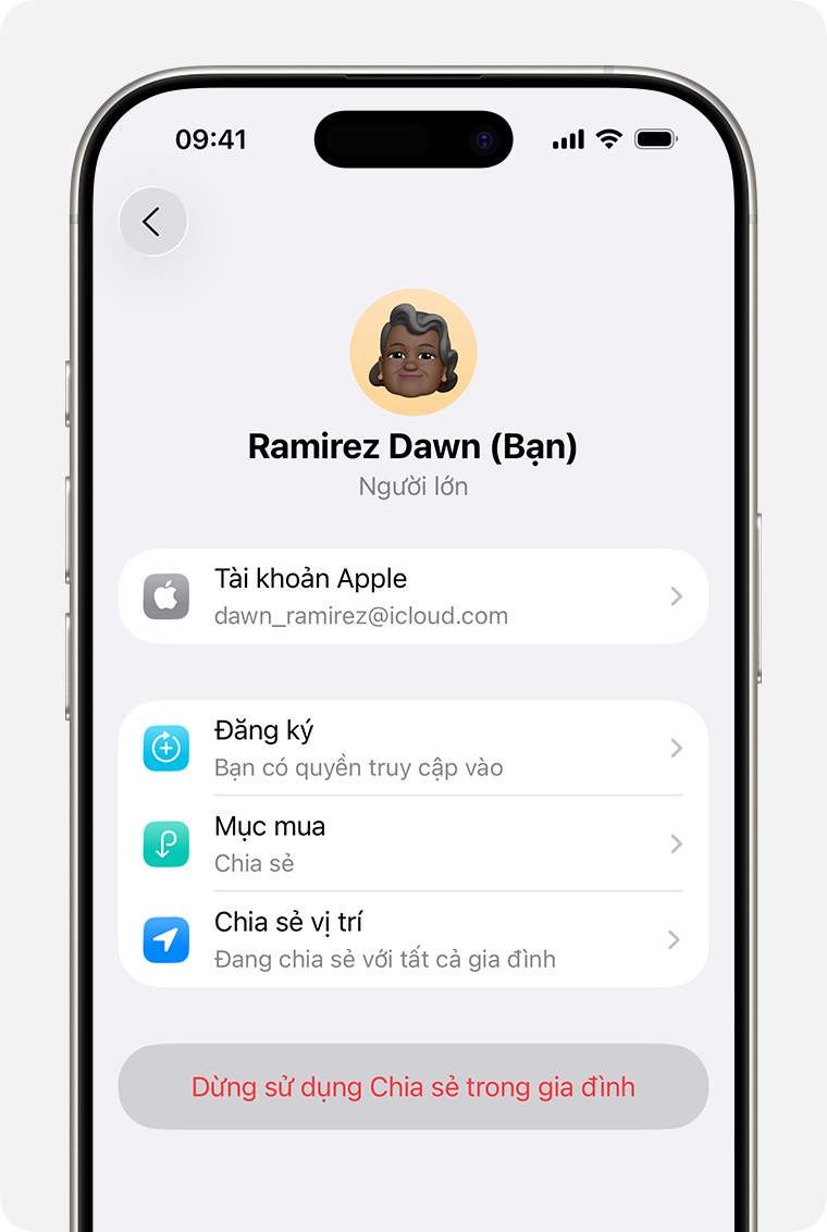 Bé trai tự dọn đồ chơi của mình