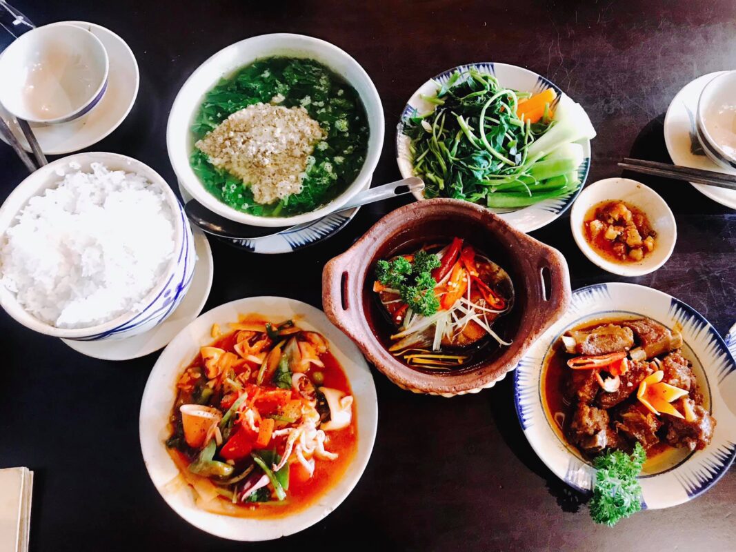 Bữa cơm gia đình với nhiều rau xanh và món ăn đơn giản