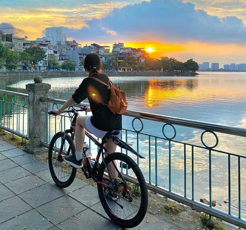 Đạp xe Hồ Tây