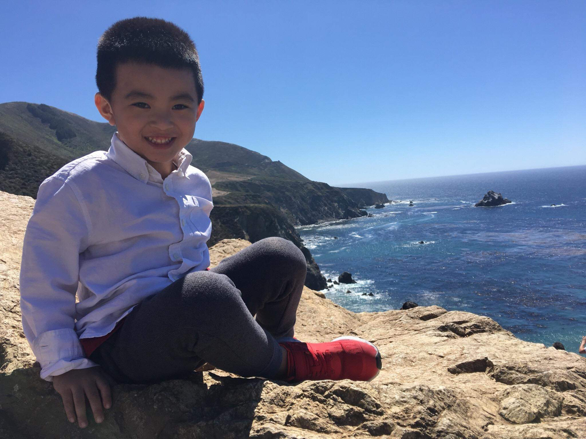 Gia đình đi dạo trên bãi biển