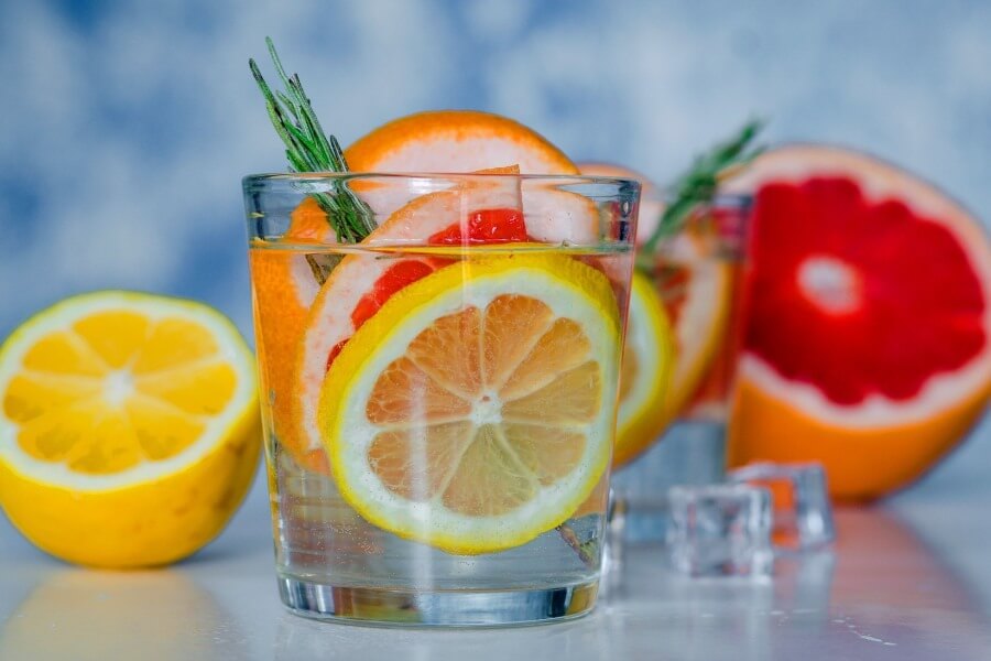 Ly nước lọc và lát chanh