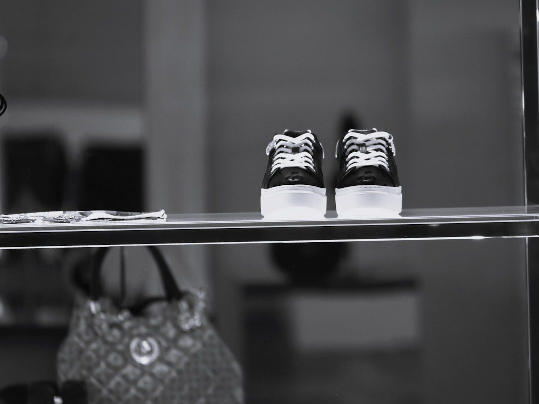 Một ba lô du lịch gọn gàng đặt cạnh vali nhỏ và một đôi giày đi bộ