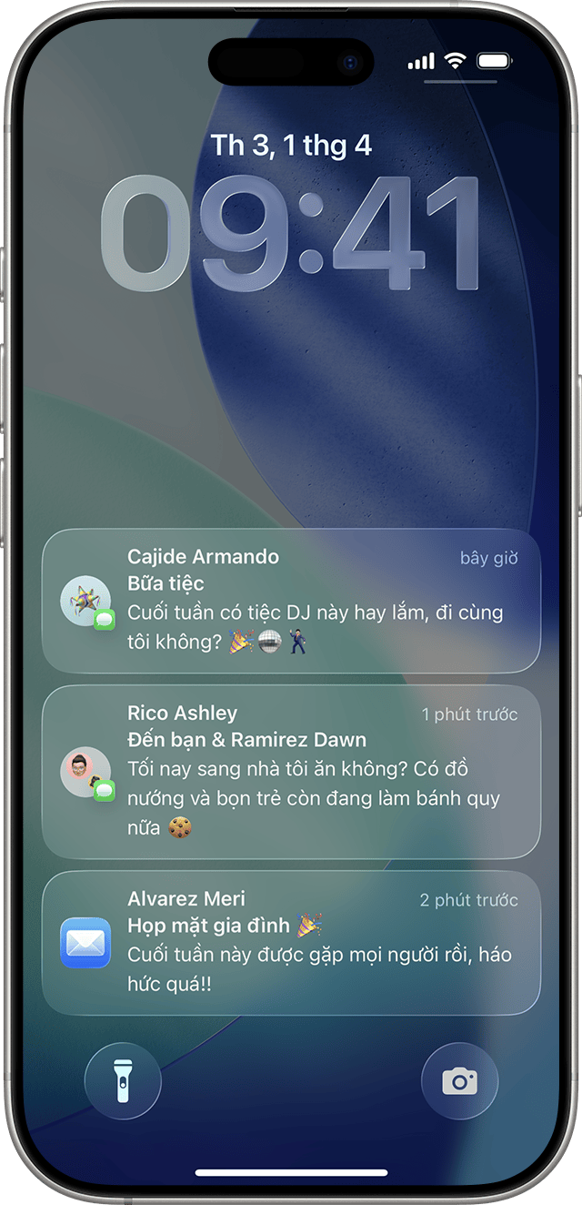 Một gia đình đang dùng bữa nhưng mỗi người một chiếc điện thoại