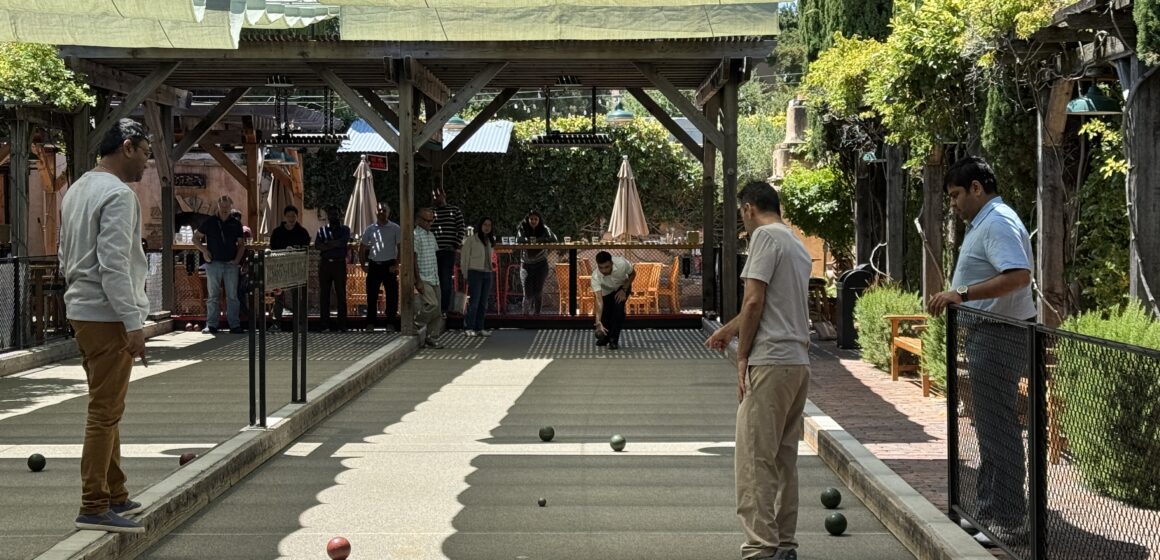 Một gia đình đang thưởng thức bữa ăn tại quán ăn vỉa hè ở Việt Nam