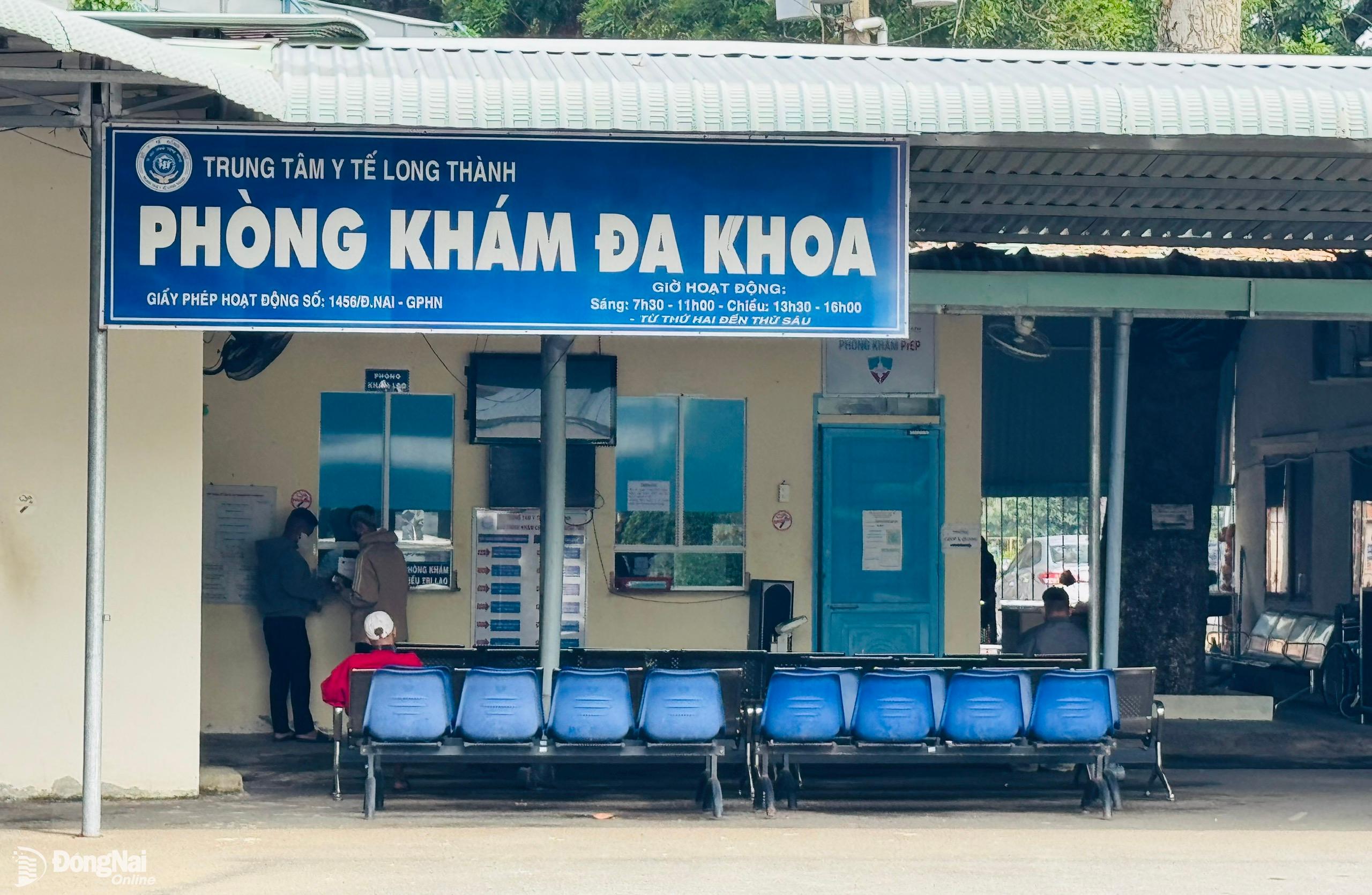 Người dân chờ khám bệnh tại phòng khám đa khoa