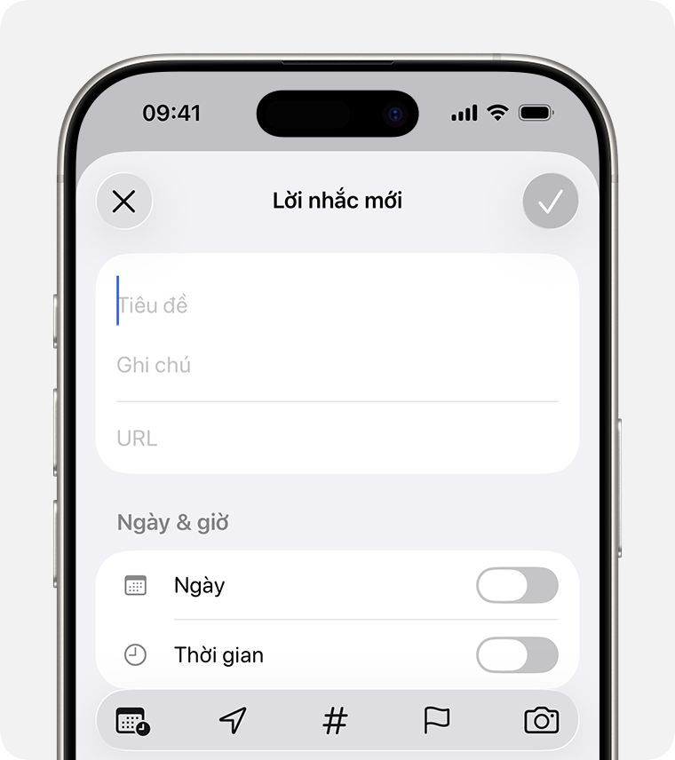 Người đang kiểm tra dự báo thời tiết trên điện thoại trước chuyến đi Người đang kiểm tra dự báo thời tiết trên điện thoại trước chuyến đi