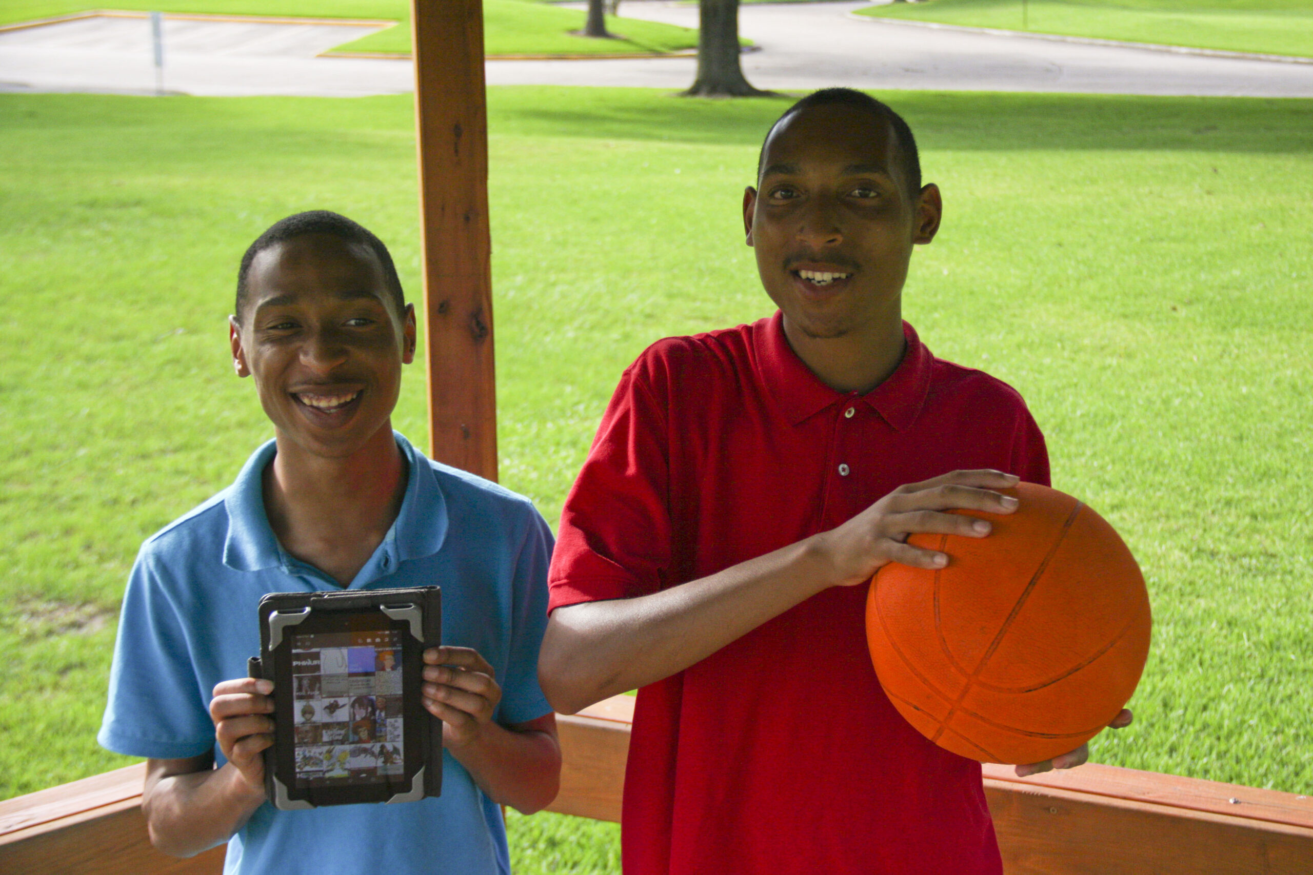 Người đang lướt điện thoại đọc blog du lịch địa phương