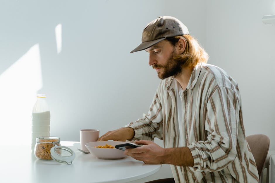 Người nội trợ đang kiểm tra hạn sử dụng của một lọ gia vị Người nội trợ đang kiểm tra hạn sử dụng của một lọ gia vị