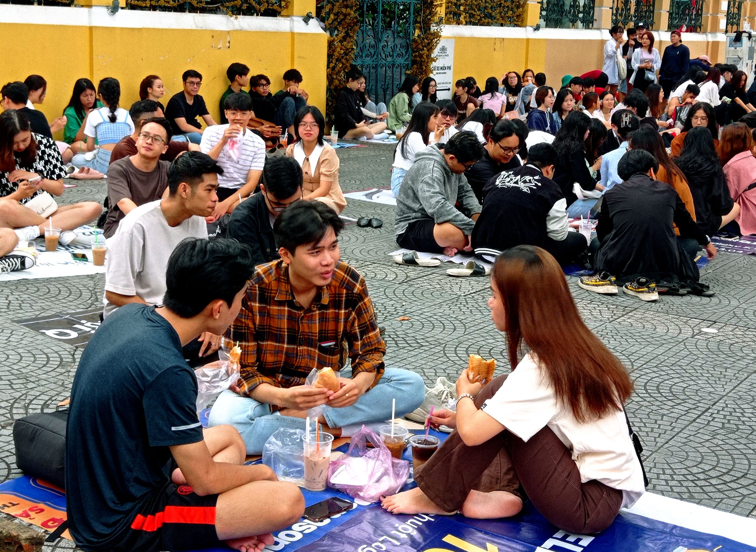 Nhóm bạn bè trò chuyện vui vẻ tại quán cà phê